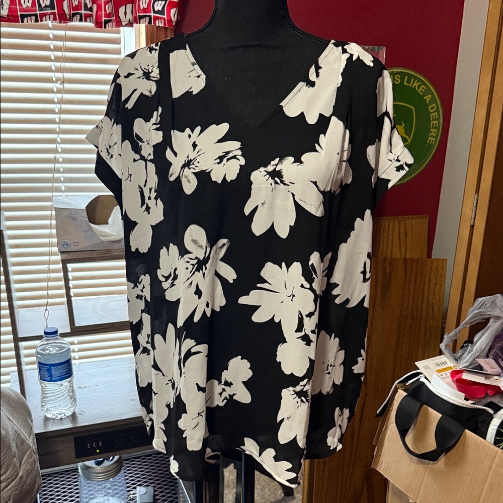 Simply Vera Vera Wang Black and White Floral Blouse